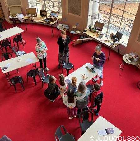 L'Ombre et la Lumière : Éveil Créatif avec les Marionnettes 