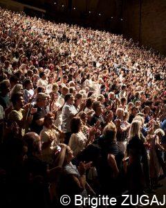 Public applaudissant dans une salle de spectacle