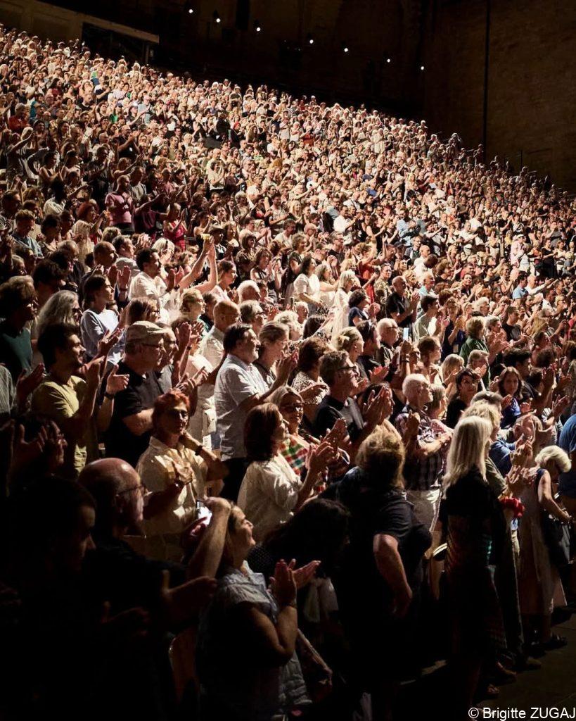Public applaudissant dans une salle de spectacle